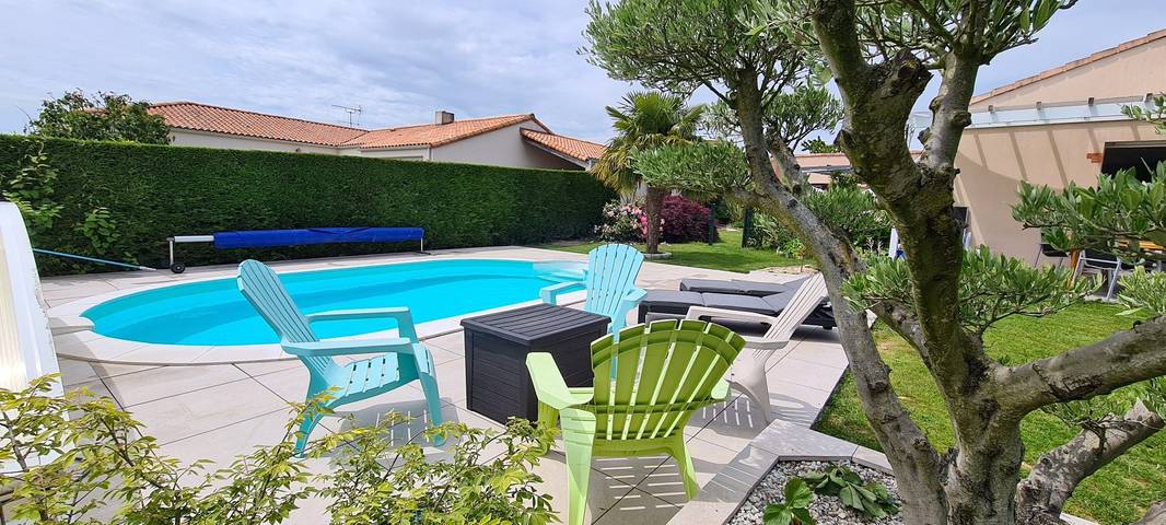 Gîte pour 4 personnes, avec terrasse ainsi que piscine et jardin