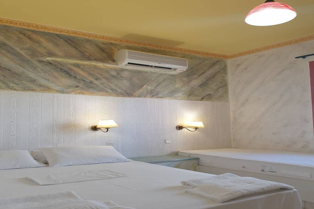 Geräumiges Zimmer in Creta für 3 Personen, mit Klimaanlage, Pool und Natur in Koutouloufari, Iraklio-Heraklion und Umgebung