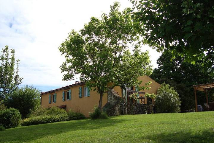 Gîte pour 4 personnes, avec Terrasse ainsi que Jardin et Piscine à Laroque-des-Arcs