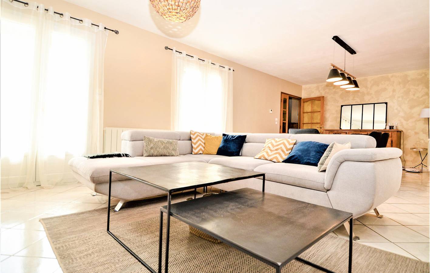 Appartement au bord de la piscine près du centre ville avec parking. in Saint-Geniès-de-Malgoirès, Région de Nîmes
