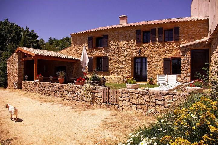 Gîte pour 10 personnes, avec terrasse et jardin ainsi que sauna et vue sur le lac à Camps-sur-l'Agly