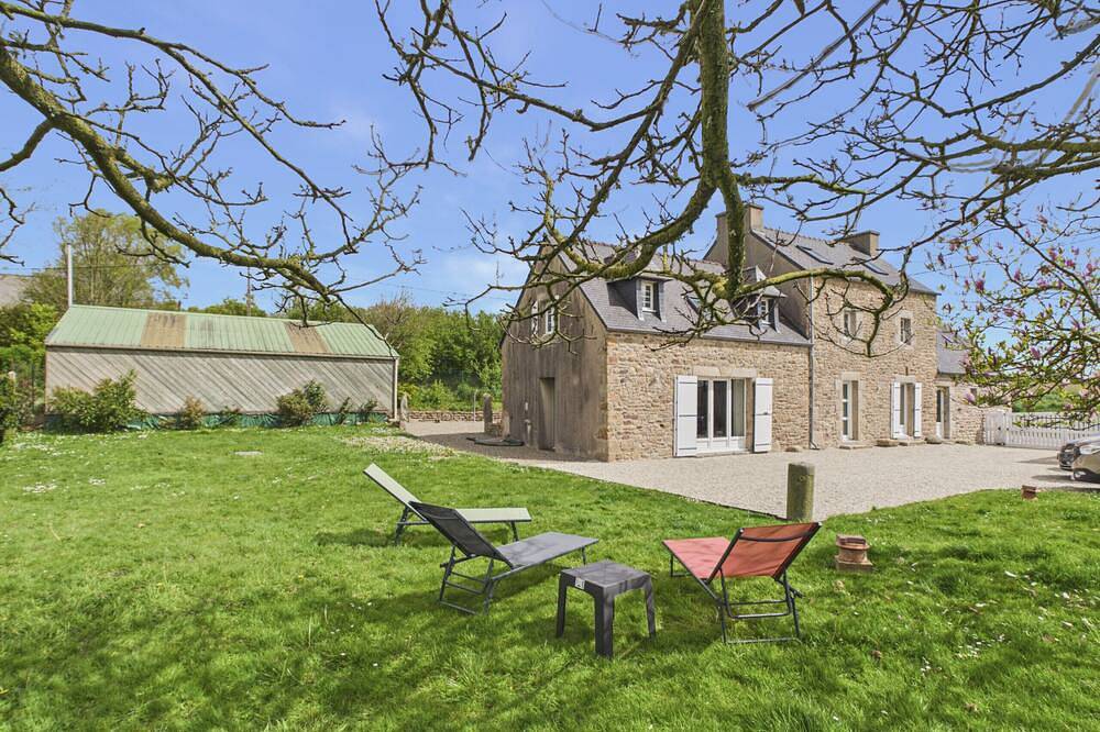 Maison familiale avec grand jardin au calme in Plouider, Région de Brest