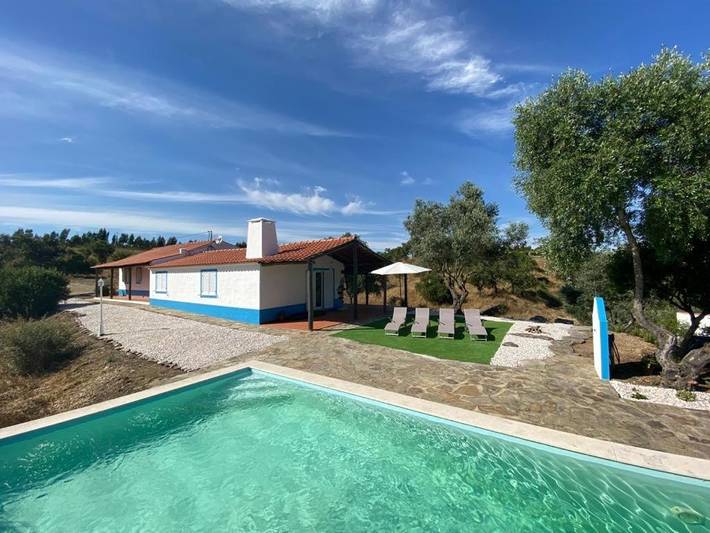Location de vacances pour 6 personnes, avec Terrasse et Jardin ainsi que Piscine et Vue dans Avis
