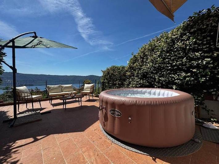 Appartamento per 3 persone, con Balcone e Idromassaggio nonché Terrazza e Giardino a Castel Gandolfo