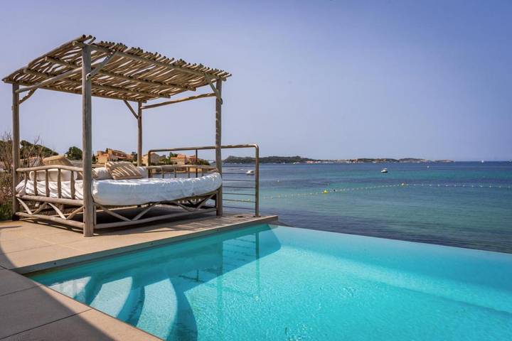 Location de vacances pour 8 personnes, avec Terrasse et Jardin ainsi que Piscine et Vue dans Plage Du Rayolet
