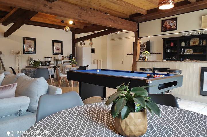 Gîte pour 8 personnes, avec piscine ainsi que terrasse et jardin à Brizambourg