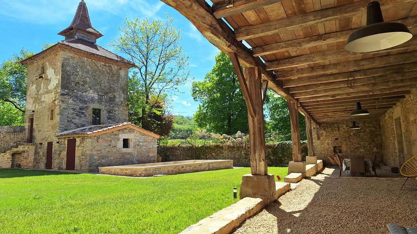 Location de vacances pour 2 personnes, avec vue et terrasse ainsi que jardin et piscine à Varen