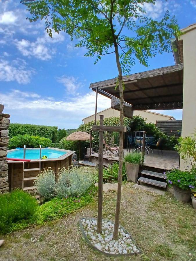 Gîte pour 2 personnes, avec vue ainsi que piscine et jardin, animaux acceptés à Blauvac