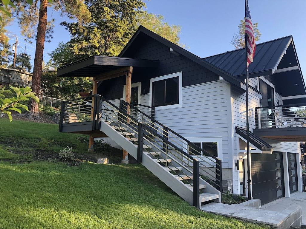 Modern cottage with amazing views of Flathead Lake and the Rocky Mountains in Flathead Nationalwald