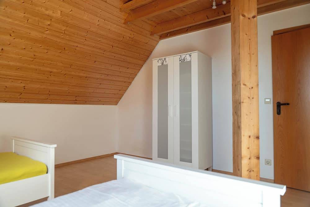 Ganze Wohnung, Spacious 3-bedroom apartment, Walk to Lakes, Transit & On-Site German Dining in Böblingen, Landkreis Böblingen