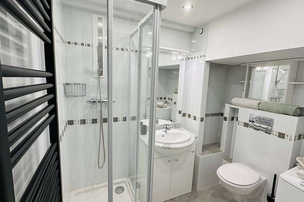 Entire apartment, Les 4 Flocons Modern comfort, sunny balcony & broadband fiber in Auron in Auron, Saint-Étienne-de-Tinée