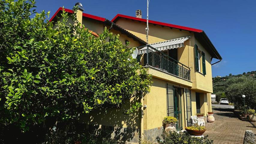 Location de vacances pour 4 personnes, avec jardin et vue, animaux acceptés à Noli