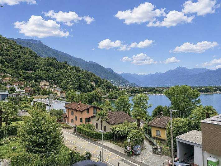 Ganze Wohnung, Sonnige Ferienwohnung mit Balkon und herrlicher Aussicht, nahe der Seepromenade in Minusio, Tessiner Alpen