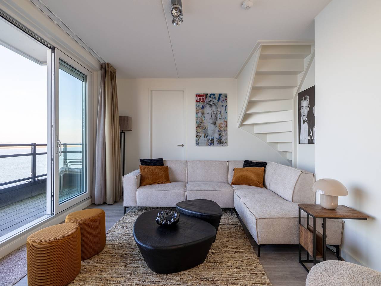 Huis aan het meer Sint-Annaland bij haven in Sint-Annaland, Nederlandse Noordzeekust