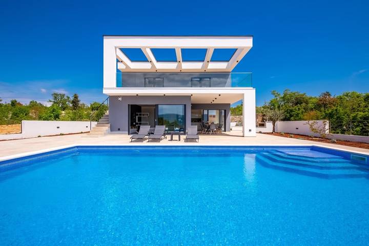 Ferienhaus für 10 Personen, mit Balkon/Terrasse und Garten sowie Pool in Pinezici