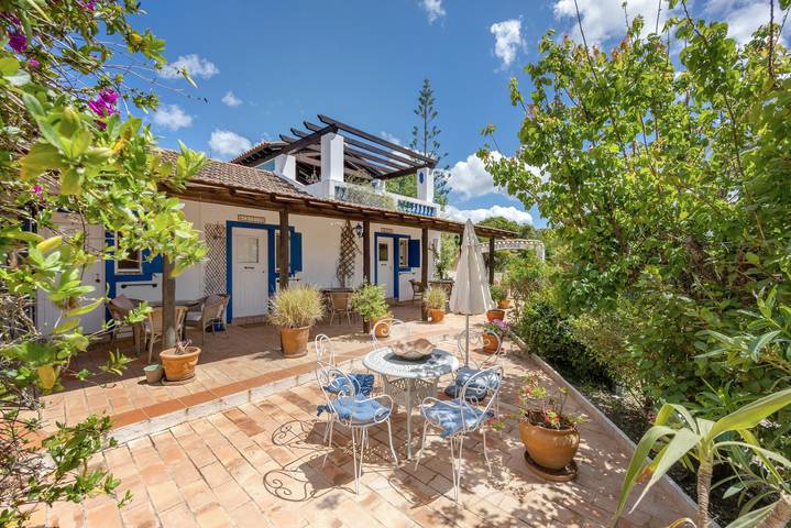Quinta das Achadas – Chambre Hibiscus à Lagos avec piscine partagée, nature et petit-déjeuner in Odiáxere, District de Faro