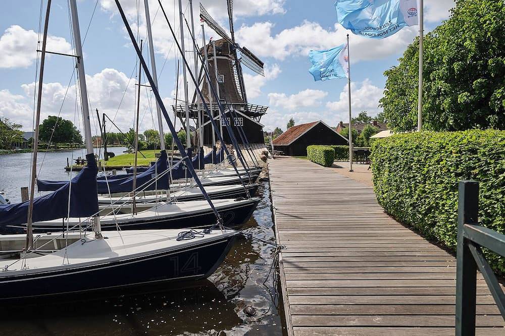 Ein denkmalgeschütztes Monument, in dem Luxus und Geschichte direkt am Wasser. in Woudsend, Ijsselmeer