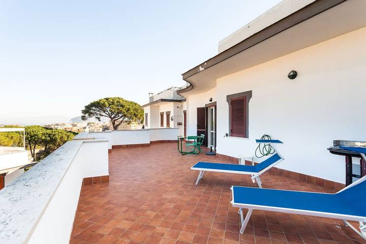 Gîte pour 5 personnes, avec terrasse ainsi que piscine et jardin à Sorrento - 4