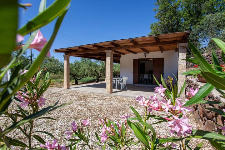 Ferienhaus 'Gamma 2' mit Bergblick, privater Terrasse und eigenem Garten in Orosei, Golf von Orosei