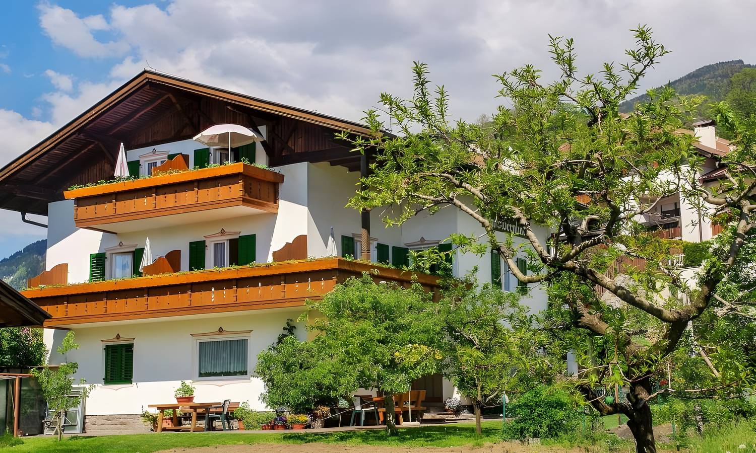 Ganze Wohnung, Apartment 'Haus Bernhard A' mit Bergblick, Balkon und Wlan in Verdins, Schenna