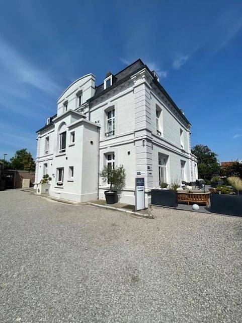 Hôtel Échappée en Baie - Chambres climatisées -Parking privé gratuit dont forfaits bornes électriques réservable in Saint-Valery-sur-Somme, Région d'Abbeville