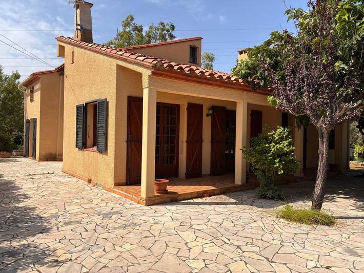 Location de vacances pour 10 personnes, avec terrasse et jardin à Saint-Génis-des-Fontaines