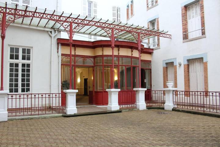 Gîte pour 2 personnes, avec terrasse dans Casino Grand Cafe de Vichy