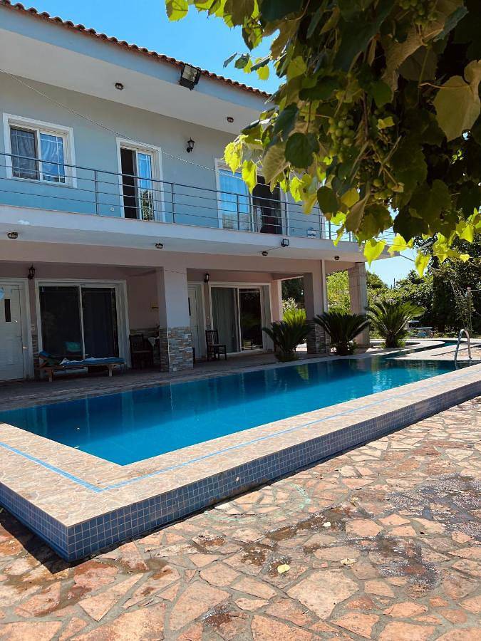 Appartement de vacances pour 10 personnes, avec vue et balcon ainsi que jardin et piscine, animaux acceptés