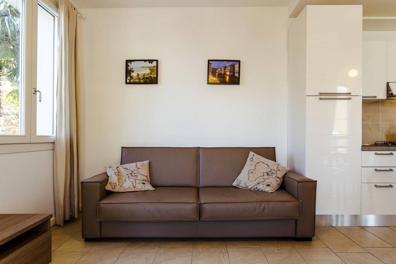 Appartement entier, Appartement 'Gran Fausto Bilo' avec vue sur le lac, Wi-Fi et climatisation in San Felice del Benaco, Montagnes autour du lac de Garde