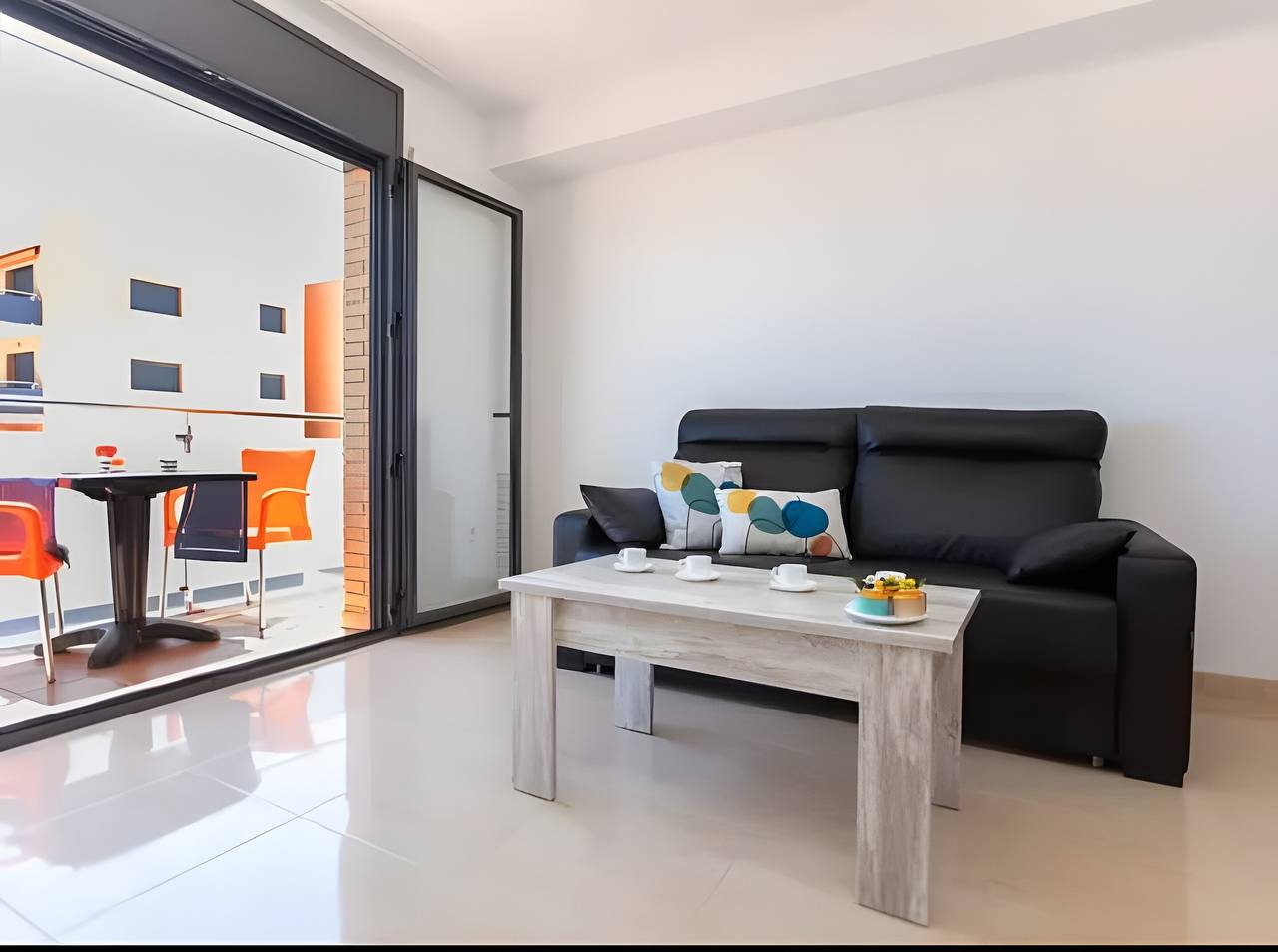 Apartamento entero, Apartamento 'Tropikana I' con piscina compartida, Wi-Fi y aire acondicionado in Montroig, Costa Dorada