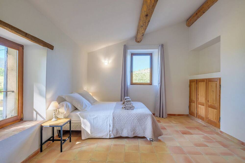 Mas style house in Bonnieux, Luberon, spectacular view, calm, heated pool in Bonnieux, Parque natural regional del Luberon