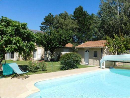 Maison d’hôte pour 3 personnes, avec Balcon et Terrasse ainsi que Jardin et Piscine