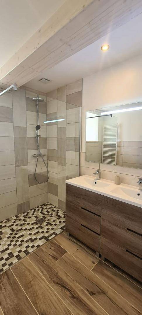 Gîte pour 6 personnes, avec terrasse ainsi que piscine et jardin, animaux acceptés à Foncine-le-Haut - 4