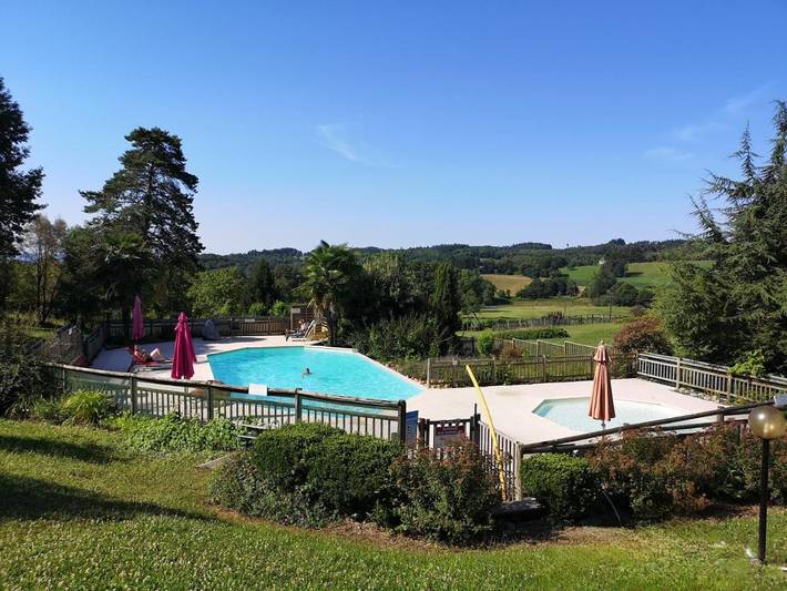 Camping pour 6 personnes, avec vue ainsi que piscine et jardin, animaux acceptés