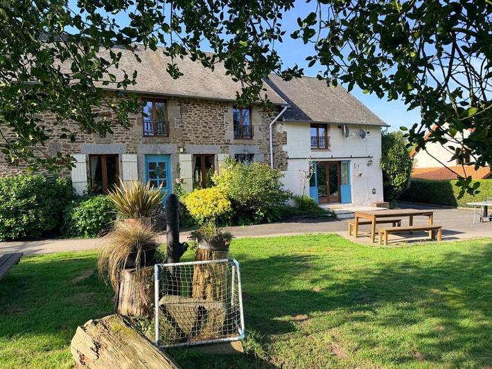 Location de vacances pour 14 personnes, avec vue ainsi que jardin et piscine, adapté aux familles à Saint-Martin-de-Landelles