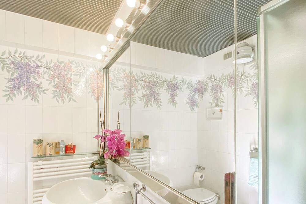Modern\" double room with bathroom in a late 19th century villa in Parma, Parma Provinz