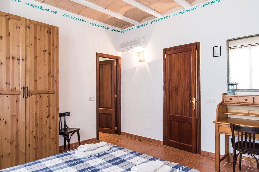 Nice home in Moscari with private swimming pool, can be inside or outside in Moscari, Selva