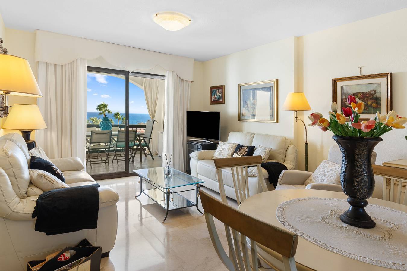 Entire apartment, Apartment 'Frente Al Mar Mijas' with Sea View, Shared Pool and Wi-Fi in Playa El Bombo, Mijas