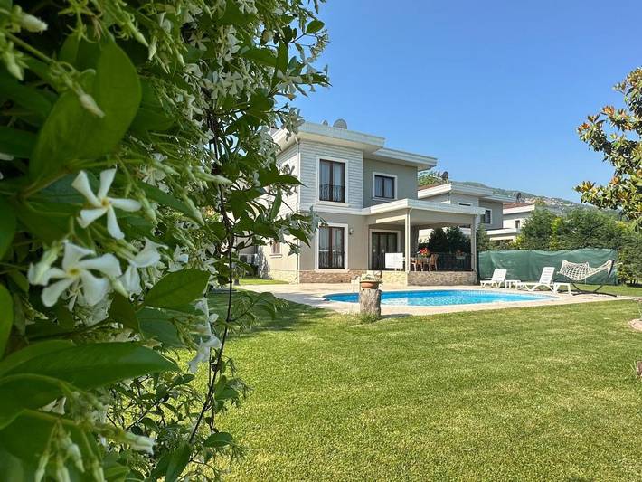 Villa für 4 Personen, mit Garten und Pool sowie Ausblick in Sapanca