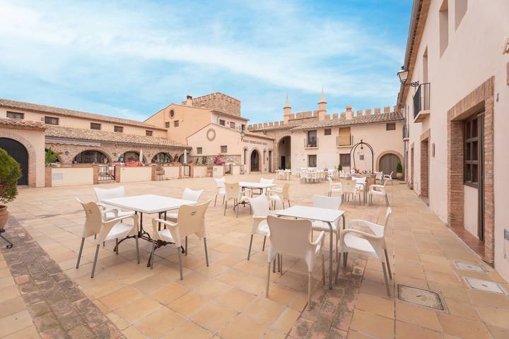 Apartamento entero, Apartamento 'Marta' con vistas a la montaña, piscina y jardín compartidos in Altura (España), Provincia de Castellón