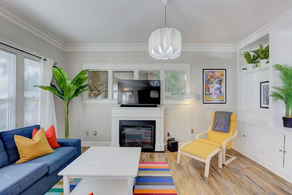 Spacious & Bright Cottage in Beautiful, Safe Midtown - 2 Miles from Beale Street in Memphis, Tennessee