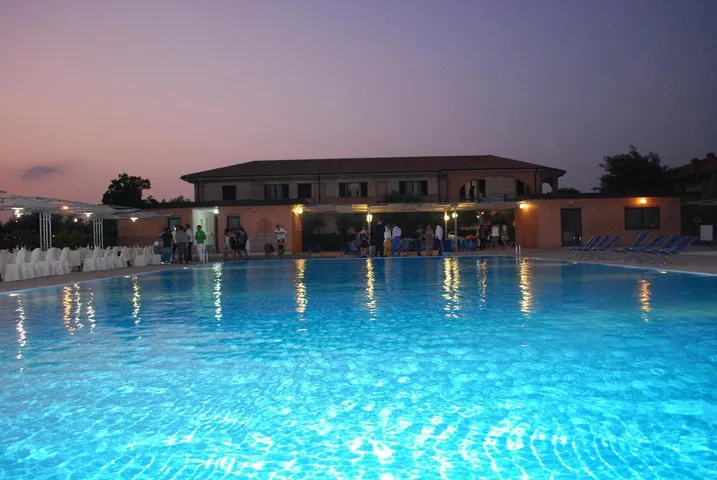 Hotel para 2 personas, con piscina y jacuzzi además de sauna y jardín - 1