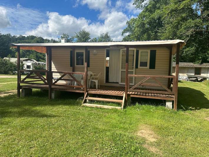 Camping pour 7 personnes, avec jardin et terrasse ainsi que piscine et vue