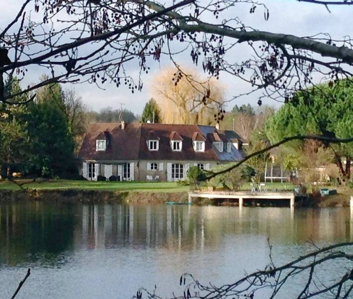 Location de vacances pour 2 personnes, avec Terrasse et Jardin ainsi que Vue sur le lac et Vue dans Val-d'Oise