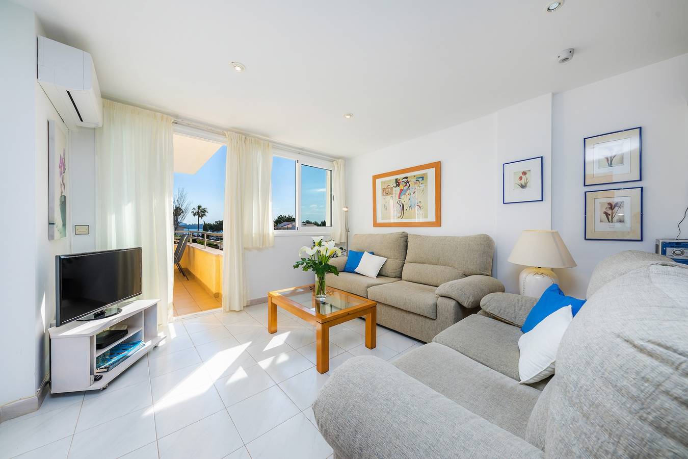 Entire apartment, Veleta Apartment with Sea Views, Shared Pool, Terrace, and Wi-Fi in Port de Pollença, Pollença