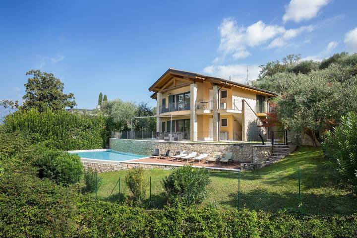 Villa pour 12 personnes, avec bassin pour enfant ainsi que jardin et vue sur le lac à Torri del Benaco