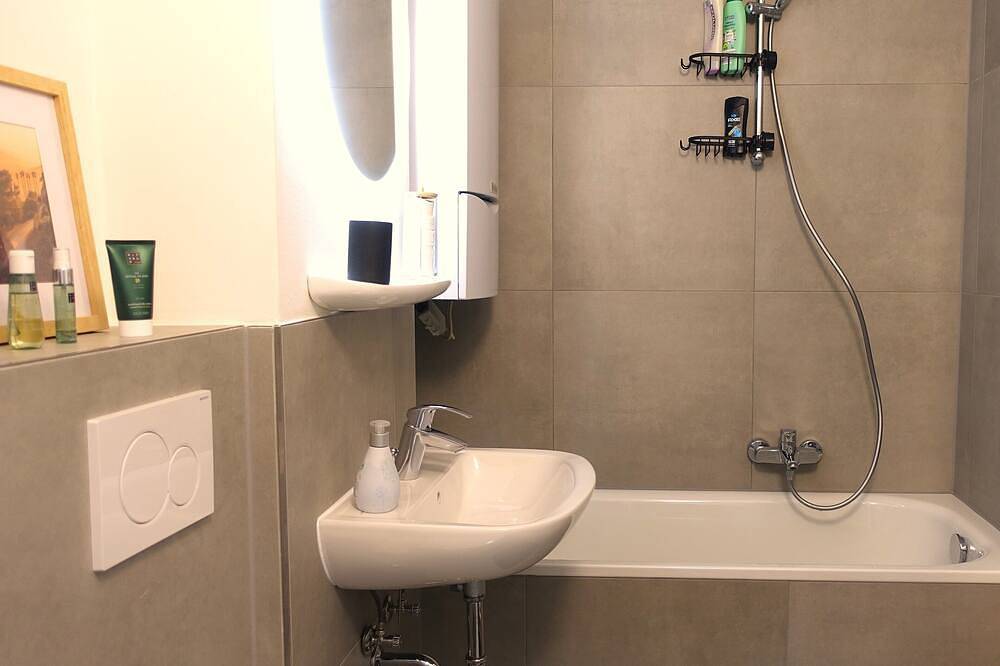 Ganze Wohnung, Neu sanierte Ferienwohnung in Duisburg Süd - Nähe Messe und Flughafen Düsseldorf in Duisburg, Ruhrgebiet