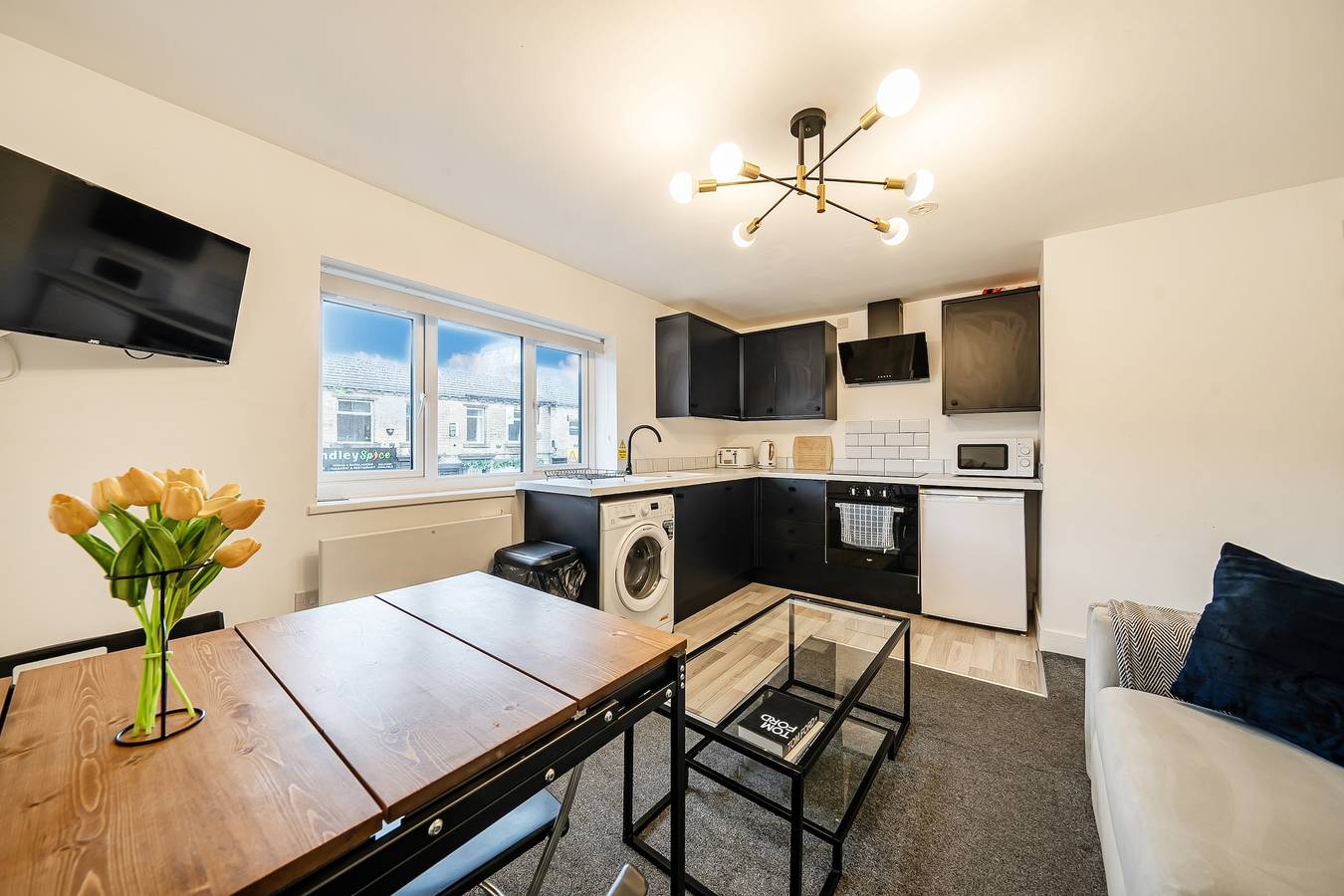 Entire holiday apartment, 2 Bed apartment Sleeps 3 -Smart Tv -Private garden in Huddersfield, West Yorkshire