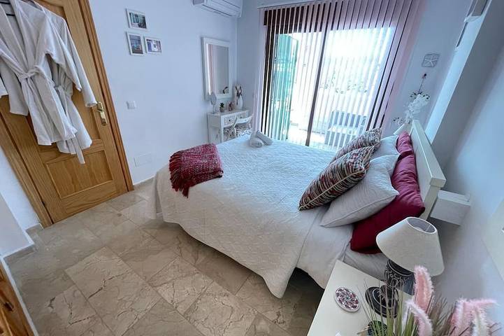 Appartement entier, Stunning views, centrally located modern apartment. Air con, Pool, Wifi and Sky. in Frigiliana Road, Frigiliana