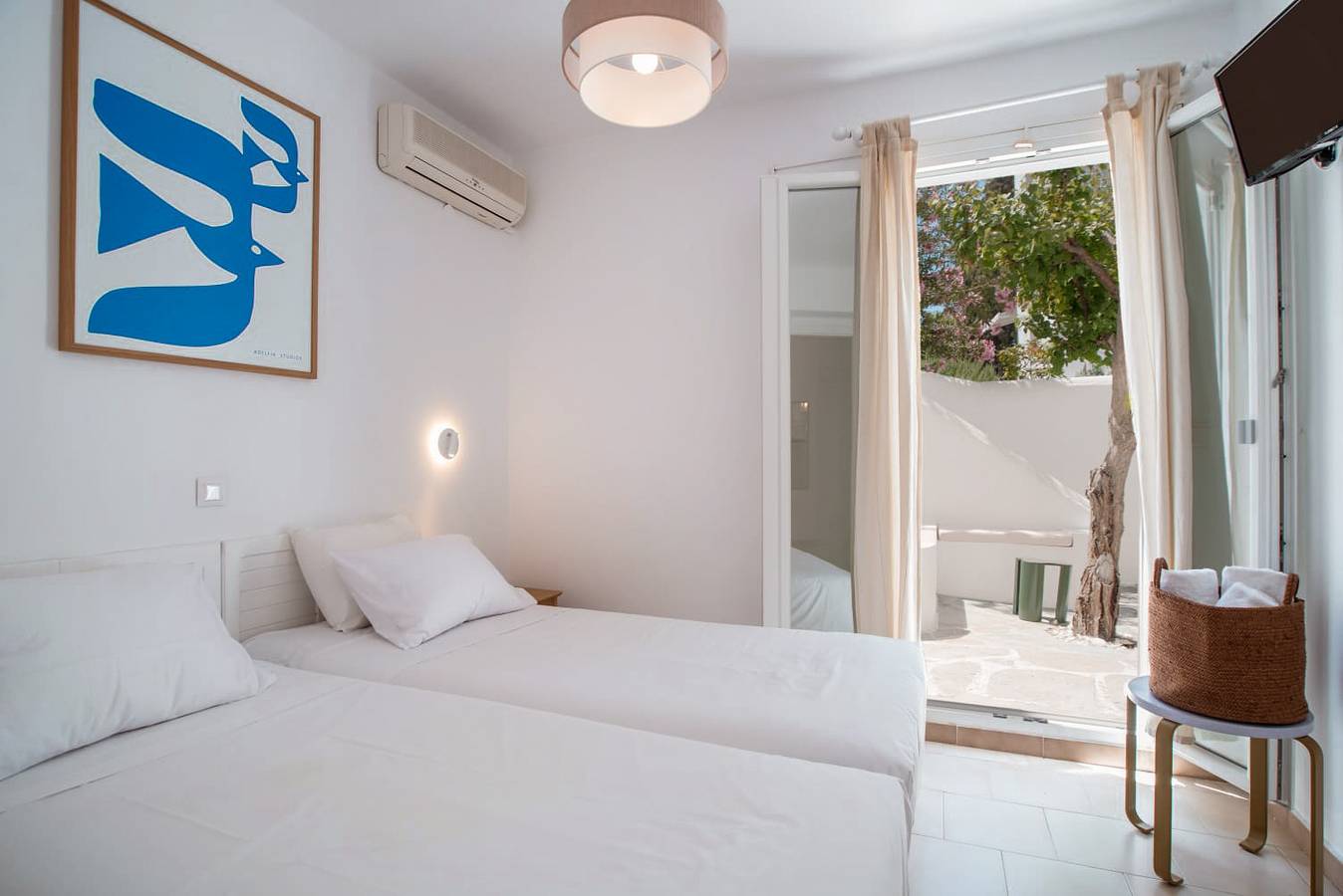 Entire studio, Studio Apartment '2' with Private Terrace, Wi-Fi and Air Conditioning in Parikiá, Paros
